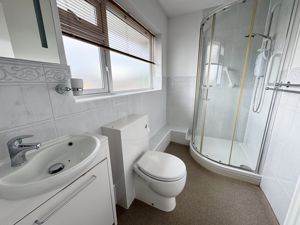 Master En-Suite- click for photo gallery